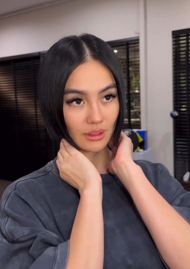 Rambut ditata lurus, sleek dan belah tengah. Dalam unggahan video di Instagram @kieferlippens, wanita 37 tahun ini memamerkan rambut barunya dengan berbagai pose. Foto: Instagram/@kieferlippens