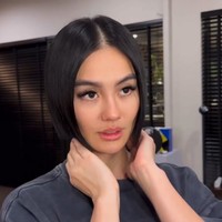 Rambut ditata lurus, sleek dan belah tengah. Dalam unggahan video di Instagram @kieferlippens, wanita 37 tahun ini memamerkan rambut barunya dengan berbagai pose. Foto: Instagram/@kieferlippens