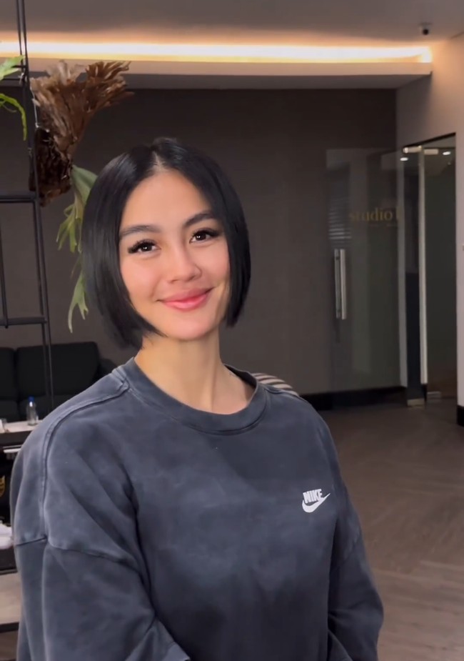 Penataan lurus dan sleek membuat penampilan Agnez Mo terlihat modern, independen dan bold. Foto: Instagram/@kieferlippens