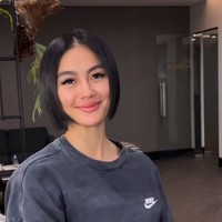 Penataan lurus dan sleek membuat penampilan Agnez Mo terlihat modern, independen dan bold. Foto: Instagram/@kieferlippens