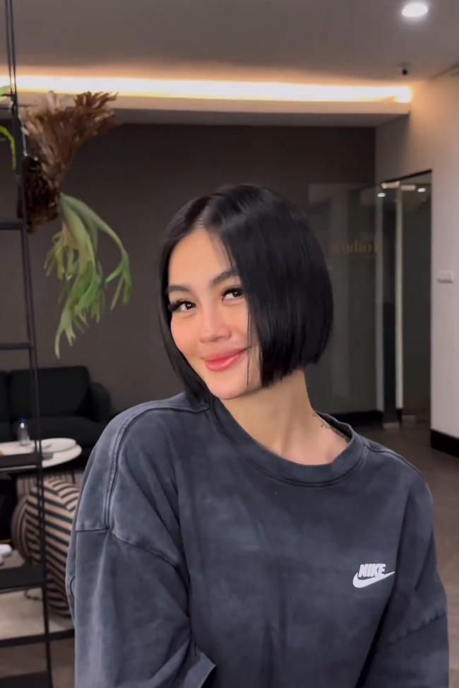 Penyanyi yang sering bergaya nyentrik ini tampil dengan rambut bob pendek dan dicat warna hitam. Foto: Instagram/@kieferlippens