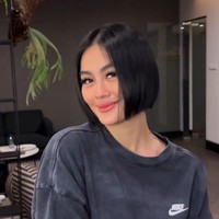 Penyanyi yang sering bergaya nyentrik ini tampil dengan rambut bob pendek dan dicat warna hitam. Foto: Instagram/@kieferlippens