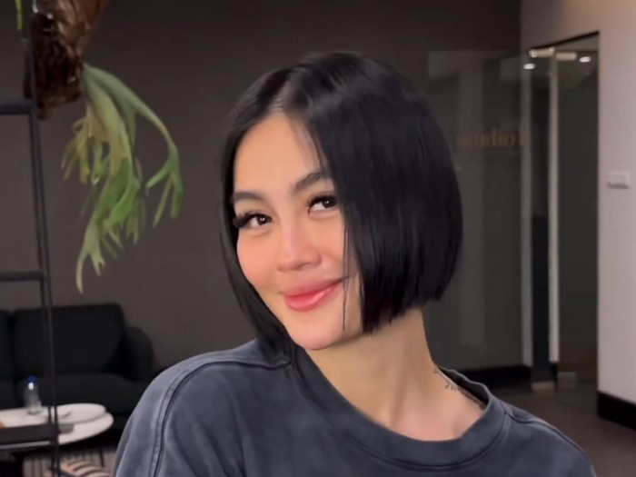 Gaya Agnez Mo dengan rambut baru model bob pendek.