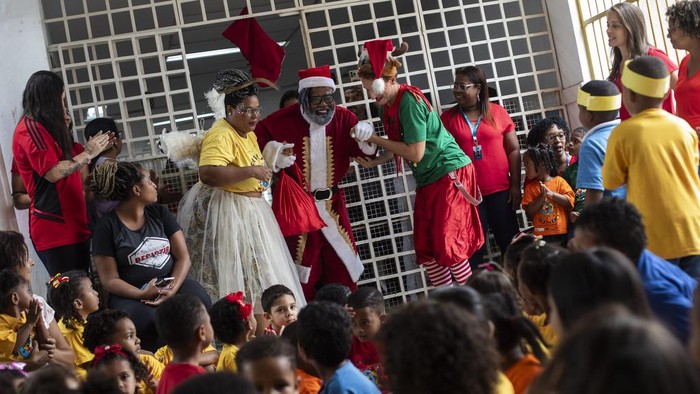 Aksi Black Santa Hibur Anak-anak dalam Perayaan Sambut Natal di Brasil Actor Rodrigo Franca plays the part of