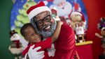 Aksi Black Santa Hibur Anak-anak dalam Perayaan Sambut Natal di Brasil