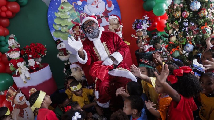 Aksi Black Santa Hibur Anak-anak dalam Perayaan Sambut Natal di Brasil Actor Rodrigo Franca plays the part of
