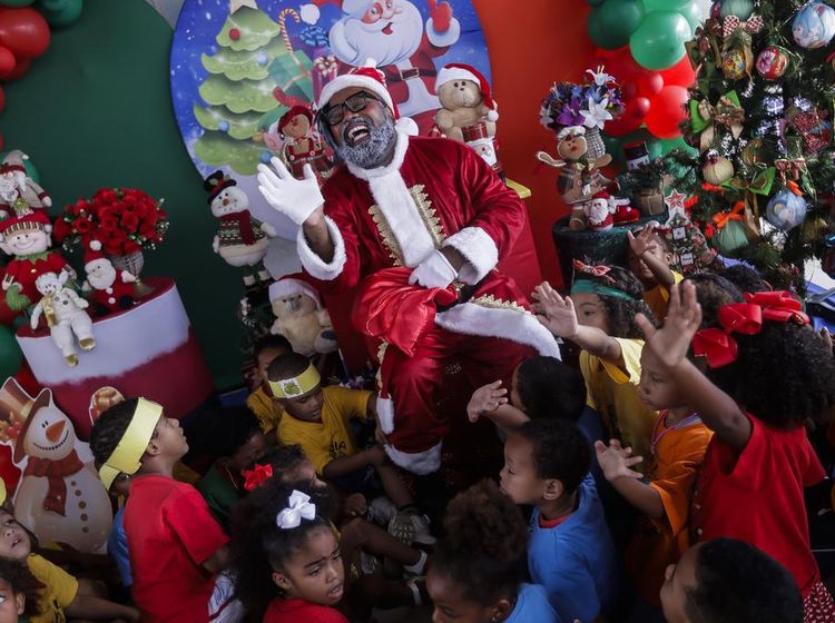 Aksi Black Santa Hibur Anak-anak dalam Perayaan Sambut Natal di Brasil