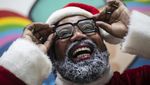 Aksi Black Santa Hibur Anak-anak dalam Perayaan Sambut Natal di Brasil