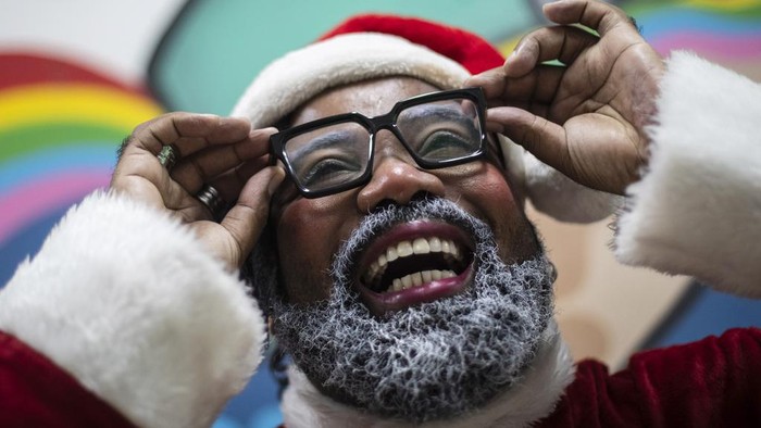 Aksi Black Santa Hibur Anak-anak dalam Perayaan Sambut Natal di Brasil Actor Rodrigo Franca plays the part of