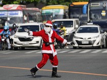 Aksi Unik Sinterklas Menari Saat Atur Lalu Lintas di Jalanan Filipina