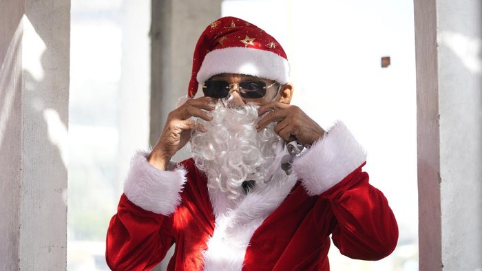Aksi Unik Sinterklas Menari Atur Lalu Lintas di Jalanan Filipina Filipino traffic enforcer Ramiro Hinojas wears a Santa Claus costume as he directs the flow of vehicles in Pasay city, Philippines on Tuesday, Dec. 5, 2023. Hinojas said he dances during his shift at a busy intersection to bring joy to commuters and pedestrians as the country starts the Christmas season. (AP Photo/Aaron Favila)