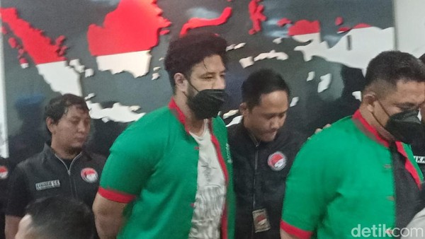 Ekspresi Ammar Zoni Kembali Pakai Baju Tahanan