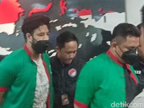 Ekspresi Ammar Zoni Kembali Pakai Baju Tahanan