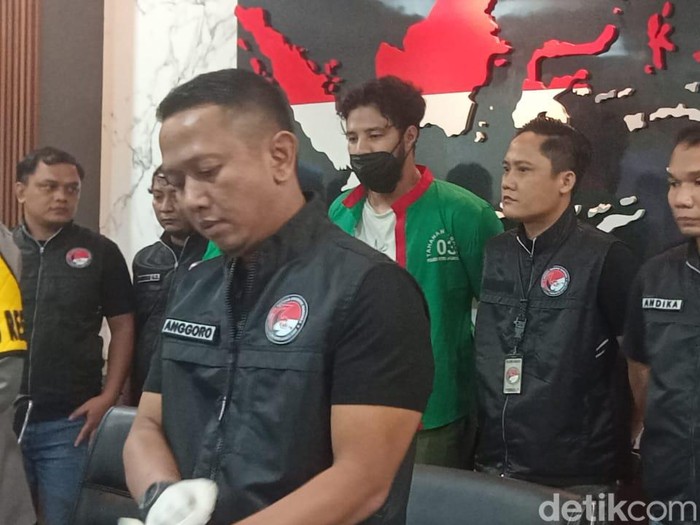 Ammar Zoni Ammar Zoni kembali pakai baju tahanan.