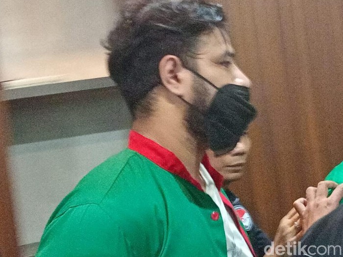 Ammar Zoni Ammar Zoni kembali pakai baju tahanan.