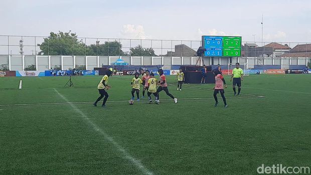 Anak-anak mengikuti Soccer Challenge di Supersoccer Arena Rendeng, Kudus, Jumat (15/12/2023).