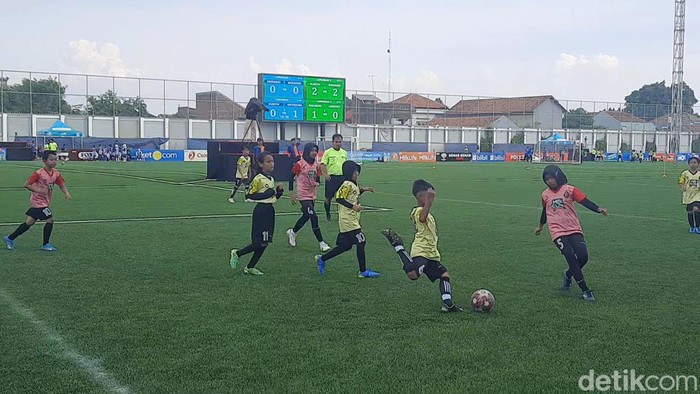 Anak-anak mengikuti Soccer Challenge di Supersoccer Arena Rendeng, Kudus, Jumat (15/12/2023).