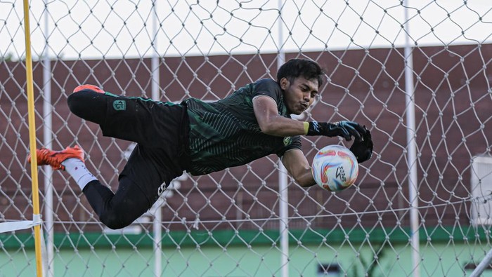 Kiper Persebaya Andhika Ramadhani