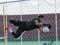 Kiper Persebaya Wajib Clean Sheet di Laga Liga 1