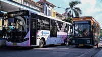 Bus Trans Tangerang Ayo (Tayo) dan bus Transjakarta melintas di kawasan CBD Ciledug, Kota Tangerang, Kamis (14/12/2023).