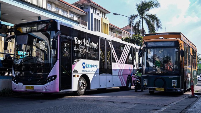 Asyik, Bus Tayo Tangerang Bakal Terintegrasi Transjakarta Penumpang menaiki bus Trans Tangerang Ayo (Tayo) di kawasan CBD Ciledug, Kota Tangerang, Kamis (14/12/2023). Dinas Perhubungan Kota Tangerang menyiapkan rute integrasi koridor bus Tayo yang akan terkoneksi dengan halte bus Transjakarta untuk meningkatkan kualitas pelayanan transportasi publik di Kota Tangerang. ANTARA FOTO/Sulthony Hasanuddin/aww.