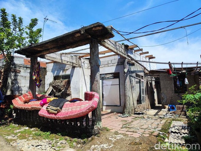 Atap rumah Karim di Sawangan Depok Jabar hilang dihempas puting beliung Kamis (14/12/2023) kemarin. (Devi Puspitasari/detikcom)