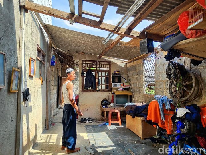 Atap rumah Karim di Sawangan Depok Jabar hilang dihempas puting beliung Kamis (14/12/2023) kemarin. (Devi Puspitasari/detikcom)