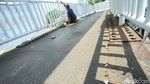 Bahaya! JPO Kampung Melayu Mulai Berkarat dan Berlubang