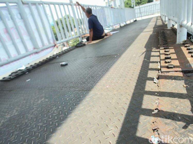 Bahaya! JPO Kampung Melayu Mulai Berkarat dan Berlubang