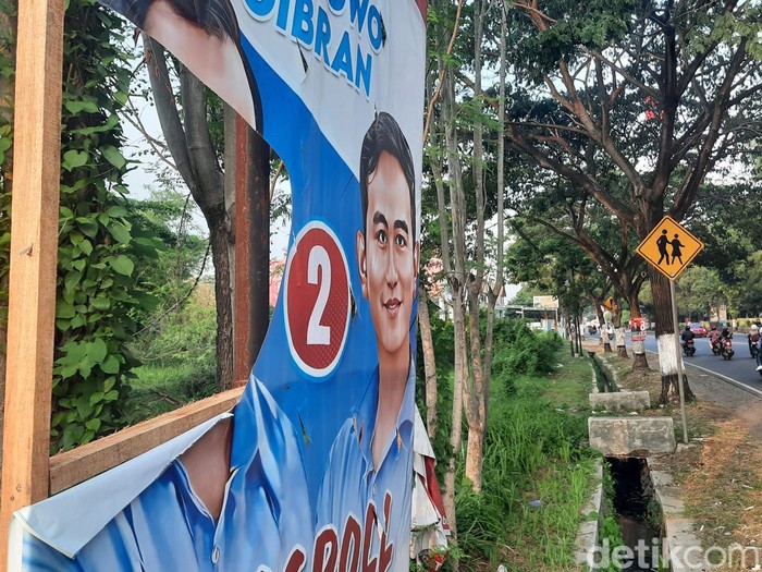 Baliho Prabowo-Gibran di jalan Kabupaten Pati diduga dirusak orang tak dikenal, Jumat (15/12/2023).