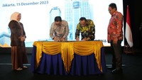 (Kiri-kanan) Direktur Utama Bank Mandiri Darmawan Junaidi, Menteri Ketenagakerjaan Ida Fauziyah, Ketua Umum Serikat Pegawai Bank Mandiri (SPBM) Erlanda Irwan, dan Direktur Kepatuhan, dan SDM Agus Dwi Handaya berbincang usai penandatanganan perjanjian kerja bersama (PKB) periode 2023-2025 di Jakarta, Jumat (15/12).