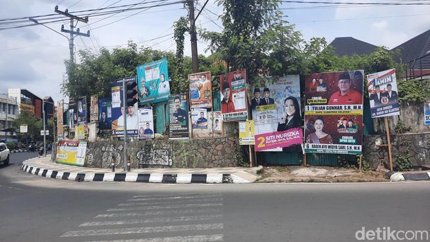 Banner dan baliho caleg di Palembang.