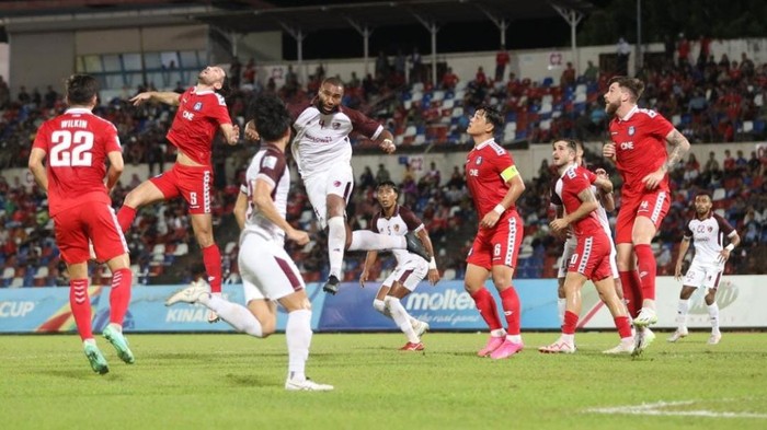 Bek PSM Makassar Yuran Fernandes dikepung pemain Sabah FC dalam laga AFC Cup 2023/2024 di Stadion Likas, Kota Kinabalu, Malaysia.
