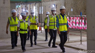 Berbatik & Berompi proyek, Jokowi Cek Proyek MRT Bundaran HI-Kota