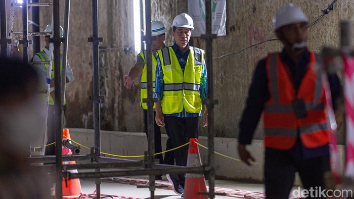 Berbatik & Berompi proyek, Jokowi Cek Proyek MRT Bundaran HI-Kota Presiden Joko Widodo (Jokowi) meninjau proyek pembangunan MRT Jakarta Fase 2A Bundaran HI-Kota. Jokowi melakukan pengecekan proyek yang ada di Monas.