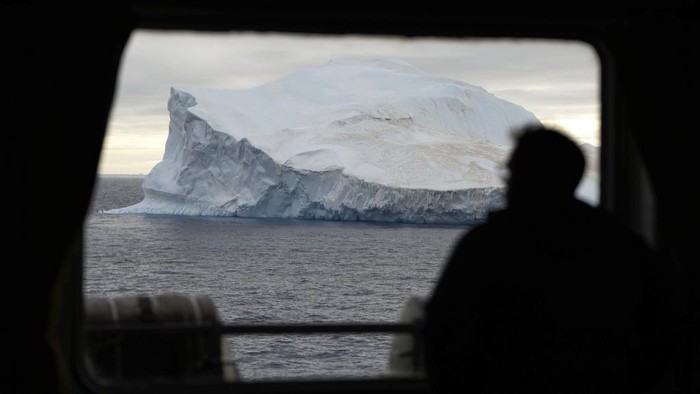Bingkai Sepekan: Bumi Makin Panas, Penghuni Perlu Was-was Penguins stand near the Chilean O'Higgins base in Antarctica, Friday, Nov. 24, 2023. (AP Photo/Jorge Saenz)