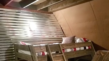 Area tempat tidur yang dibuat bertingkat. Foto: Dailymail