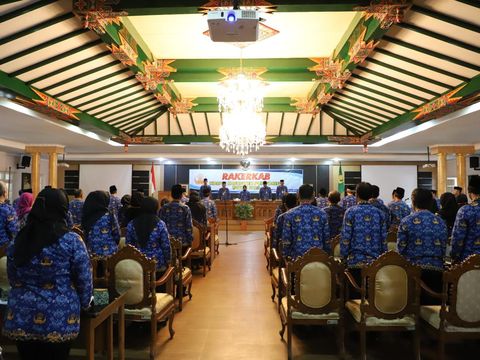 Bupati Purworejo, Hj Yuli Hastuti SH menghadiri Rapat Kerja Kabupaten Korpri Purworejo di Ruang Arahiwang, Kamis (14/12/2023).