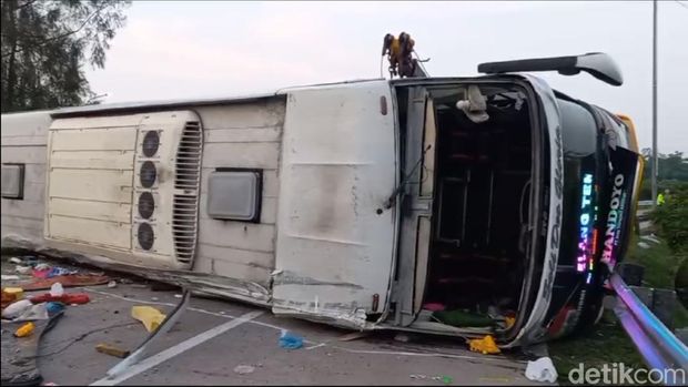 Bus terguling di Tol Cipali, Jumat (15/12/2023).