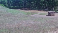 Tidak diketahui pasti kapan Candi Abang ini dibangun, diperkirakan candi ini telah ada pada masa Kerajaan Mataram Kuno sekitar abad ke-9 sampai abad ke-10. Pernah ditemukan sebuah prasasti bertuliskan tahun 872 Masehi pada candi ini, namun belum diketahui apakah tulisan tersebut merujuk pada tahun pembangunan candi.  