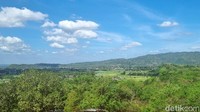 Candi Abang bisa ditempuh dalam waktu kurang lebih 40 menit dari pusat kota Jogja, jalan menuju candi sudah cukup memadai, namun untuk sampai ke area candi, pengunjung harus berjalan kaki dengan jalan sedikit menanjak karena candi ini berada di atas bukit.  