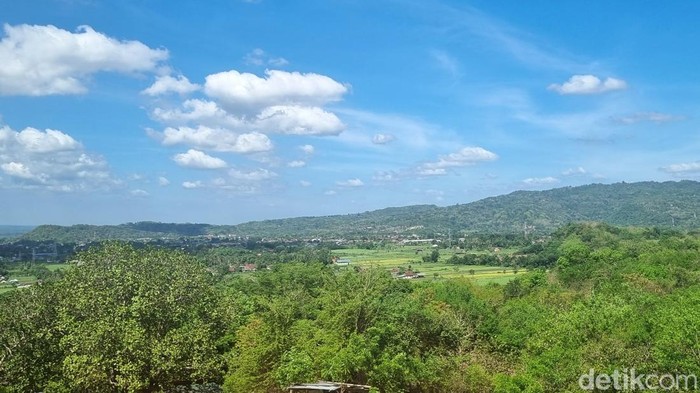 Candi Abang, Candi Sisa Reruntuhan Jadi Makam Jeng Yah di Gadis Kretek Candi Abang jadi perbincangan karena muncul di episode terakhir serial Gadis Kretek sebagai makam Dasiyah atau Jeng Yah. Yuk lihat candinya.