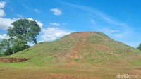 Terdapat gundukan tinggi menyerupai bukit yang berwarna hijau, traveler bisa melihat pemandangan alam dan gedung serta kesibukan Kota Sleman dari atas sini. Setting makam Jeng Yah sendiri tidak bisa dilihat lagi karena sudah dibongkar. Namun candi ini tetap bagus untuk didatangi karena memiliki panorama indah yang estetik sebagai spot foto.  