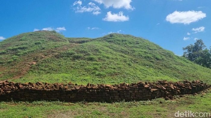 Candi Abang, Candi Sisa Reruntuhan Jadi Makam Jeng Yah di Gadis Kretek Candi Abang jadi perbincangan karena muncul di episode terakhir serial Gadis Kretek sebagai makam Dasiyah atau Jeng Yah. Yuk lihat candinya.