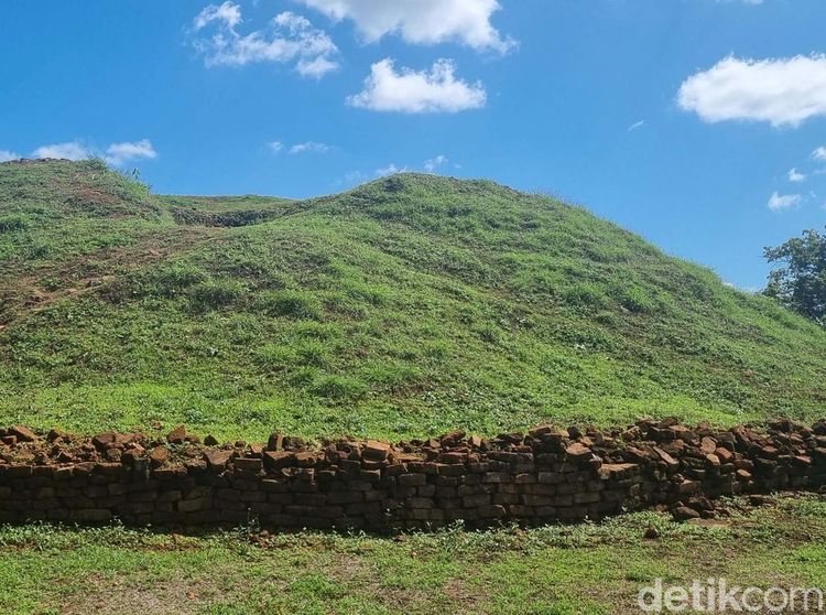 Candi Abang, Candi Sisa Reruntuhan Jadi Makam Jeng Yah di Gadis Kretek