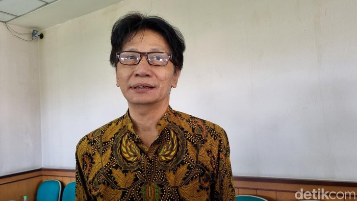 Rektor UMY, Prof. Gunawan Budiyanto saat memberikan keterangan di Ka.pus UMY, Kasihan, Bantul, Jumat (15/12/2023).