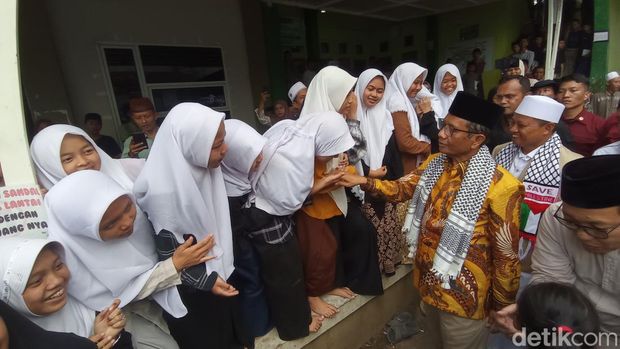 Cawapres Mahfud MD saat berkunjung ke Ponpes Miftahul Huda Tasikmalaya.