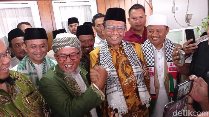Cawapres Mahfud MD saat berkunjung ke Ponpes Miftahul Huda Tasikmalaya.
