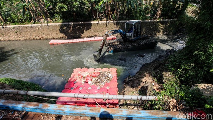 Cegah Pendangkalan, Lumpur Kali di Bintaro Jaksel Dikeruk Cegah Pendangkalan, Lumpur Kali di Bintaro Jaksel Dikeruk