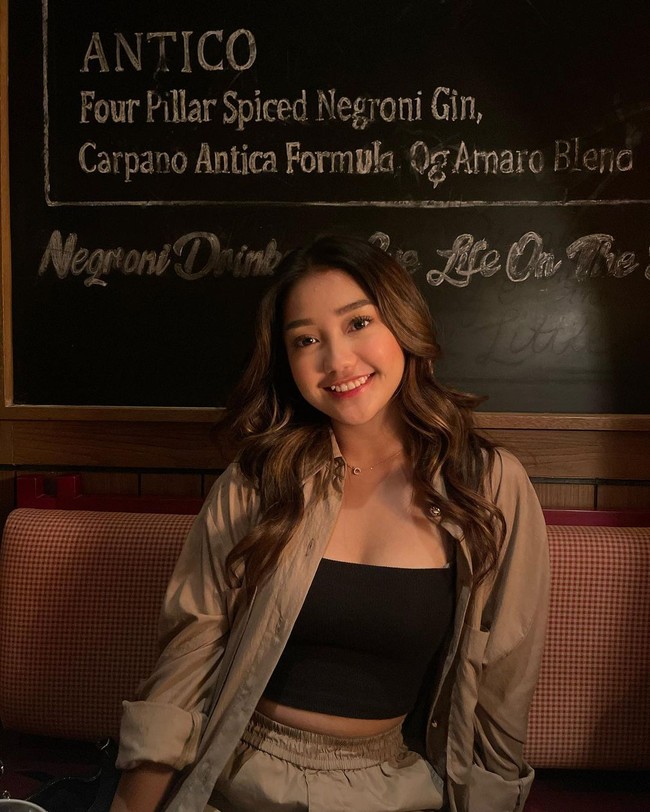 Setelah putus dari Thariq, Chika juga sempat dijodoh-jodohkan dengan Dimas Ahmad dan digosipkan memiliki hubungan dengan Rico Valentino. Namanya sempat ikut terseret dalam kasus pengeroyokan antara Putra Siregar dan Rico Valentino. Chika disebut-sebut menjadi penyebab Rico dan Putra berkelahi. Foto: dok Instagram